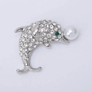 Détails de la broche dauphin avec cristaux brillants, œil en pierre verte et perle blanche