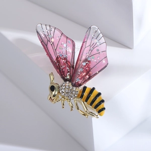 Détail de la broche abeille avec ailes violettes pailletées et cristaux brillants