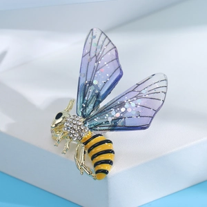 Détail d'une broche abeille avec ailes à paillettes mauves et corps serti de cristaux