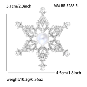 Broche flocon de neige argentée avec strass et perle montrant les dimensions 5,1x4,5cm
