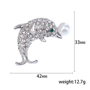 Broche dauphin étincelante avec strass et perle en finition argentée 42mm x 33mm