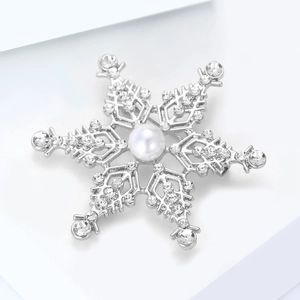 Broche flocon de neige étincelante avec fini argenté, strass et détail de perle