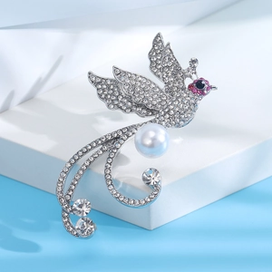 Détail d'une broche phénix avec zircons blancs et une grande perle incrustée