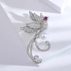 Broche phénix élégante avec strass scintillants et perle blanche sur blocs géométriques