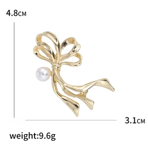 Eleganter vergoldeter Schleifen-Brosche mit weißer Perle, Abmessungen 4,8 cm mal 3,1 cm