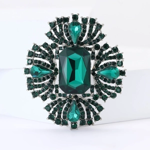 Elegante spilla vintage in lega d'argento con cristalli verde smeraldo e zirconi