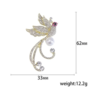 Broche phénix dorée élégante avec cristaux et perle, montrant les dimensions 62mm par 33mm