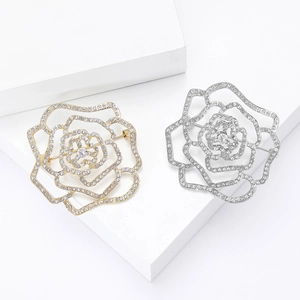 Élégantes broches roses en or et argent avec strass sur des blocs géométriques