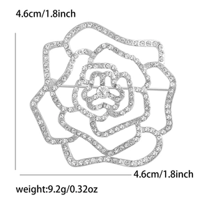 Détail d'une broche camélia en alliage avec strass montrant la taille de 4,6 cm