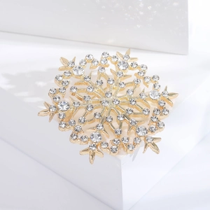 Détail macro d'une broche flocon de neige avec strass brillants et alliage doré