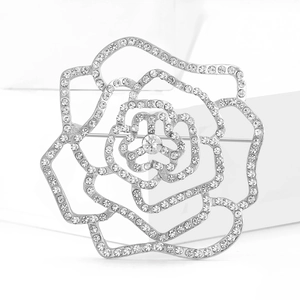 Broche camélia élégante en argent avec cristaux blancs et diamant central sur socle blanc
