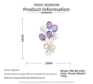 Vue macro d'une broche bouquet de 48mm avec cristaux violets et perles de zircon
