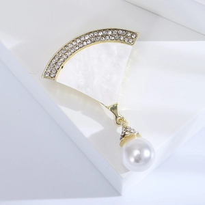 Eleganter fächerförmiger Perlmutt-Brosche mit Goldbeschichtung, Kristallen und Perle