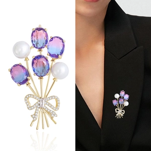 Broche bouquet de ballons avec zircons bleus et perles sur une veste de costume