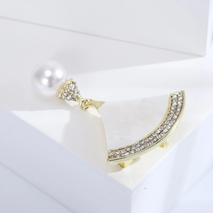 Details der fächerförmigen Muschelbrosche mit weißer Perle und Kristallen auf Goldbasis