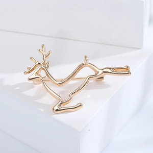 Détail de la broche renne dorée minimaliste avec un design épuré en métal ajouré