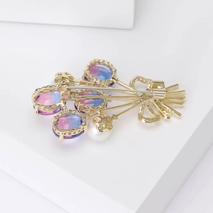 Broche bouquet en or élégante avec pierres précieuses dégradées et accent de perle