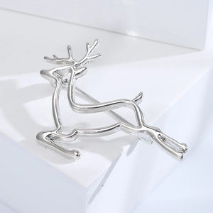 Broche renne argentée minimaliste au design évidé sur un support géométrique blanc