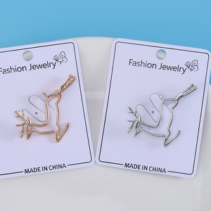 Vue détaillée de broches élan à la mode en finitions or et argent sur cartes blanches