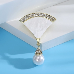 Eleganter fächerförmiger Muschel-Anstecker mit glänzenden Strasssteinen und weißer Perle