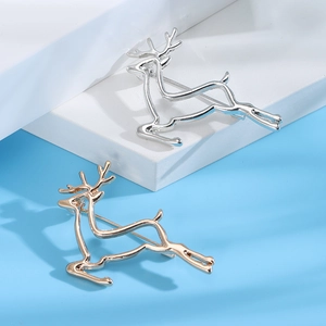 Broche renne minimaliste polie en finition dorée et argentée sur son support
