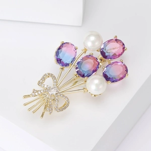Broche bouquet de ballons avec pierres violettes, perles blanches et nœud en zircon