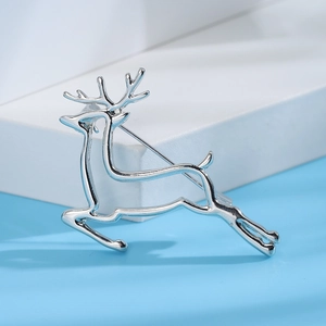 Broche renne argentée polie avec design épuré sur support d'exposition blanc