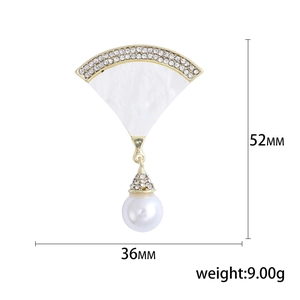 Eleganter fächerförmiger Muschel-Brosche mit weißem Marmor-Inlay und Perlenanhänger