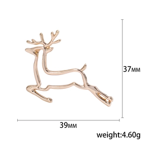 Broche cerf minimaliste dorée mesurant 37mm x 39mm avec un poids léger de 4,60g