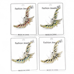 Détail de quatre broches oiseaux colorées avec strass et émail sur cartes de vente
