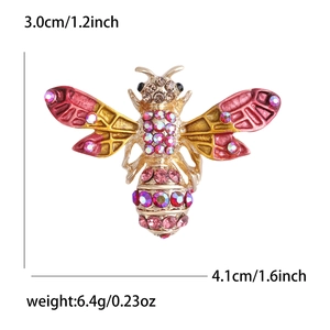 Détails de taille d'une broche abeille dorée avec émail rouge et cristaux roses