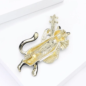 Close-up of the golden alloy cat brooch back featuring a secure safety pin fastener
