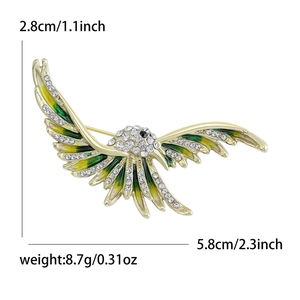 Broche aigle tendance avec émail vert et jaune et cristaux sur alliage doré brillant