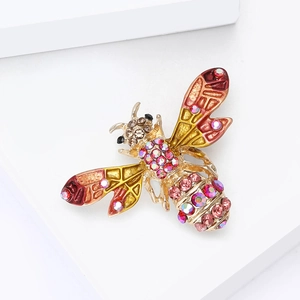 Vue rapprochée d'une broche abeille avec ailes émaillées et strass scintillants