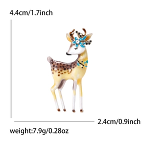 Broche cerf Sika en alliage avec émail coloré et détails de fleurs bleues