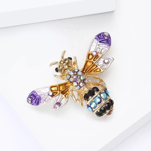 Vue détaillée d'une broche abeille avec ailes en émail coloré et strass scintillants
