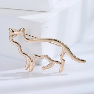 Gros plan d'une broche chat dorée minimaliste avec une finition métallique polie brillante