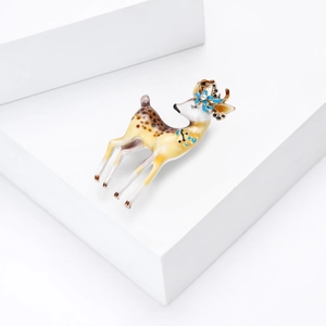 Broche cerf en alliage à la mode avec fleurs bleues et finition émail sur bloc blanc épuré