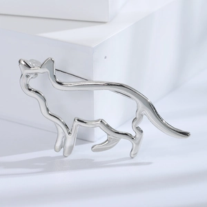 Broche chat argentée polie aux lignes épurées et design creux sur décor blanc chic