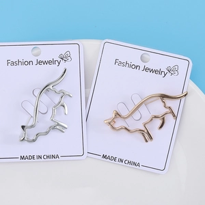 Vue détaillée de broches chat évidées en argent et or rose sur carte de bijoux