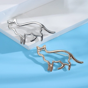 Broches chat minimalistes dorées et argentées sur fond géométrique bleu