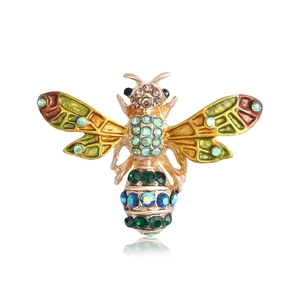 Broche abeille dorée avec des ailes en émail coloré et des cristaux brillants sertis