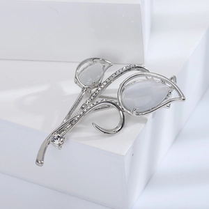 Dettaglio ravvicinato della spilla a tulipano argento con petali di opale e dei cristalli