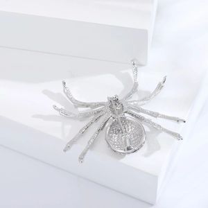Détail de l'arrière d'une broche araignée en alliage d'argent montrant l'épingle de fixation