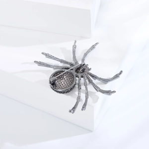 Vue détaillée du fermoir à épingle au dos de la broche araignée en métal gris foncé