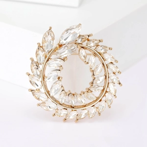 Broche couronne branche d'olivier dorée avec cristaux marquise sur fond blanc pur