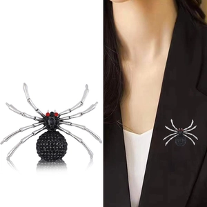 Broche araignée avec strass noirs et yeux rouges sur pattes argentées pour costumes