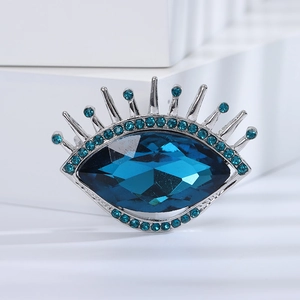 Détail de la broche œil bleu avec cristal facetté et strass argentés sur les cils