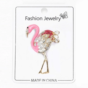 Detailopname van de flamingo-broche met roze emaille en sprankelende strass-steentjes