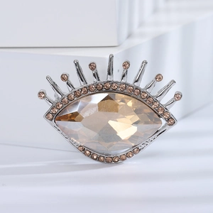 Détail de la broche œil de luxe avec pierre précieuse champagne et placage en argent brillant